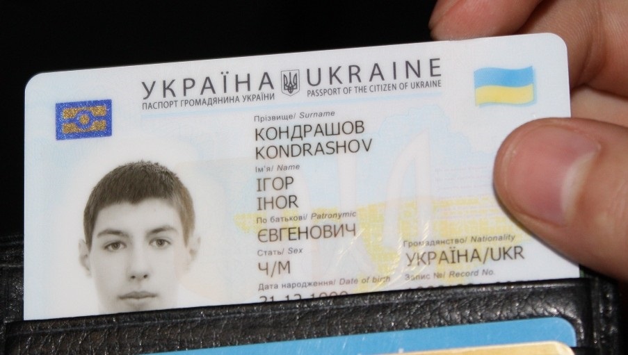 Украинским родителям разрешили оформлять паспорт для своих детей и недееспособных близких: какие условия