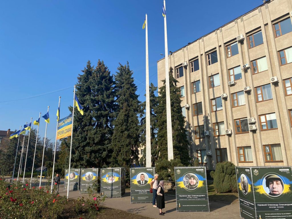 В центре Славянска открыли аллею в честь погибших жителей города: какую помощь обещают семьям