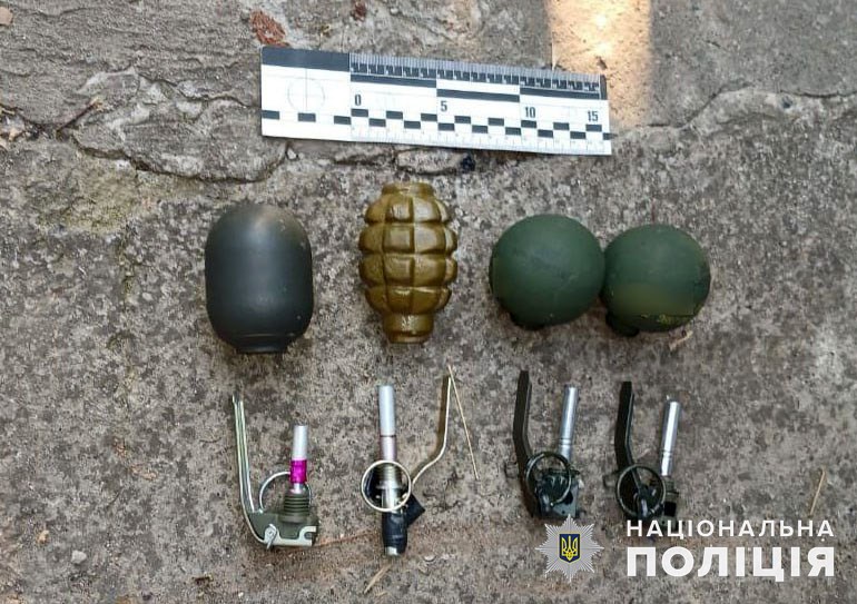 В Дружковке у мужчины нашли возможный наркотик и гранаты, спрятанные в кастрюлях (ФОТО)