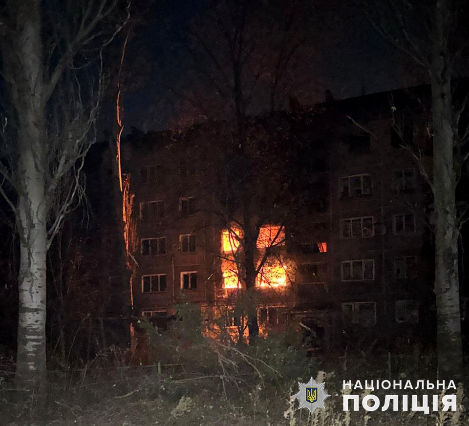 Пожежа у дев’ятиповерховому будинку, який росіяни обстріляли 25 вересня