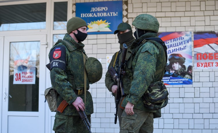Загарбники повернули комендантську годину на окупованій території Донеччини: що заборонили