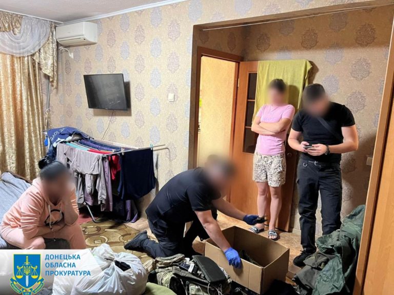 Підозрюють у сутенерстві: у Покровському районі затримали трьох місцевих, які начебто організували бордель (ФОТО)