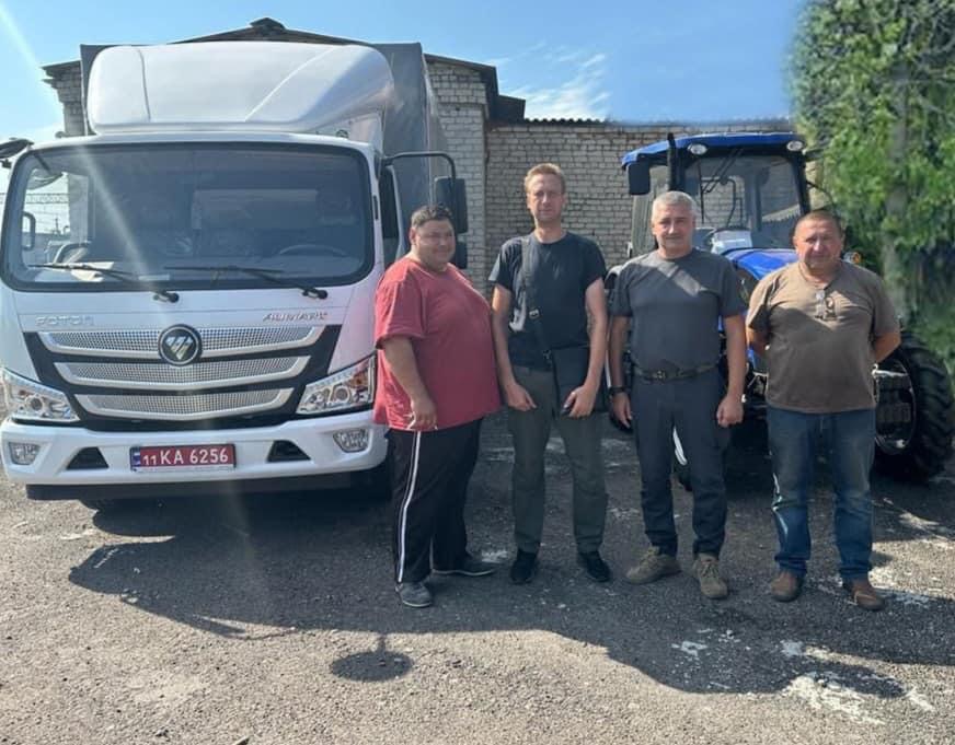 В Северске купили два автомобиля, чтобы подвозить местным гуманитарную помощь (ФОТО)