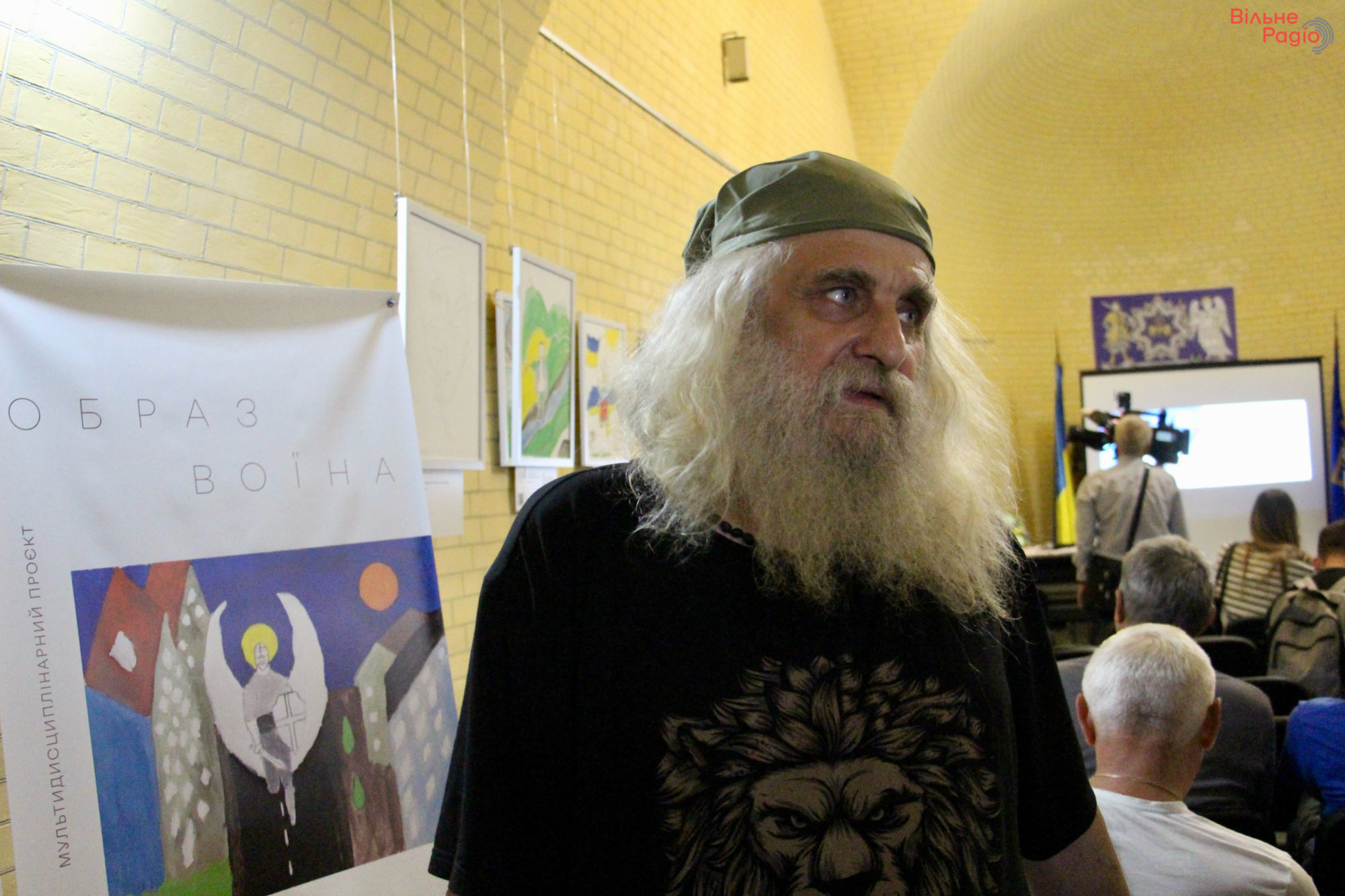 Лев Скоп - художник, який проводить заняття з арттерапії для військових