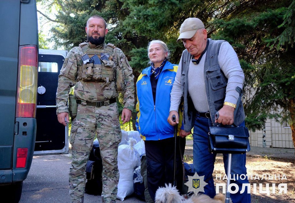 Чуть не попали под обстрел: из Угледара полицейские и военные эвакуировали супругов и их пса (ФОТО, ВИДЕО)