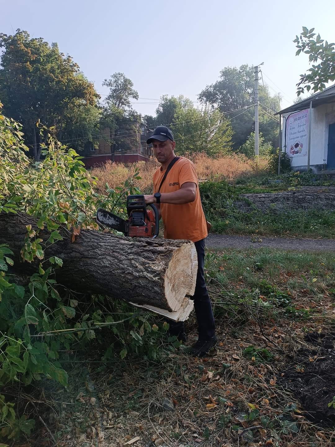 комунальники прибирають дерева після урагану у Краматорську ДРУАС