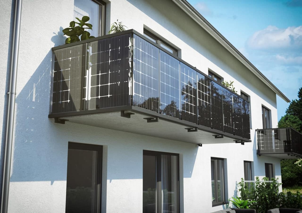 Сонячні панелі на балконі