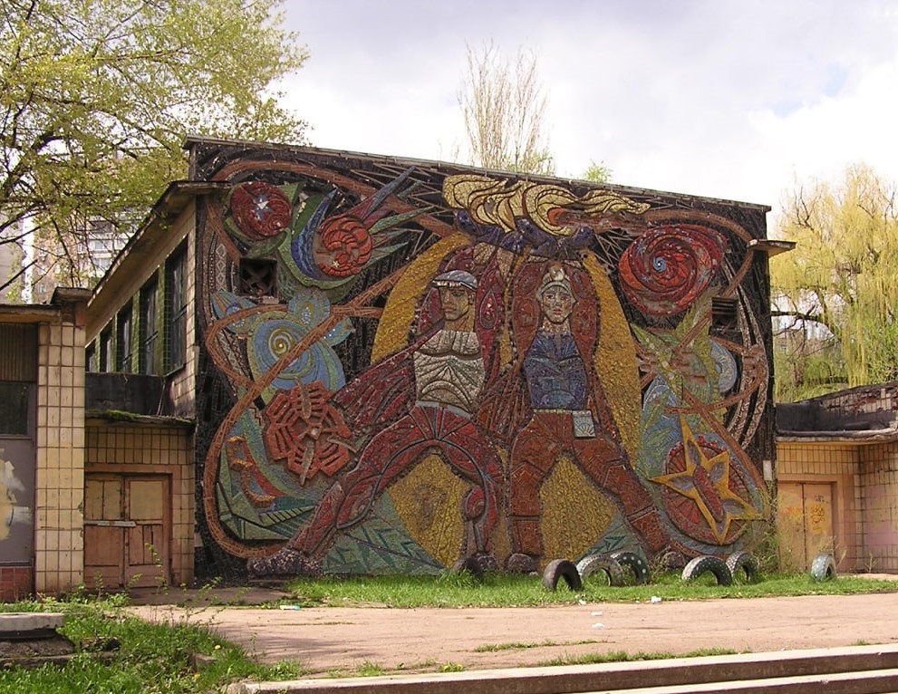 В окупованому Донецьку на фасаді школи вціліли унікальні українські мозаїки, але, можливо, не всі (ФОТО, ВІДЕО)
