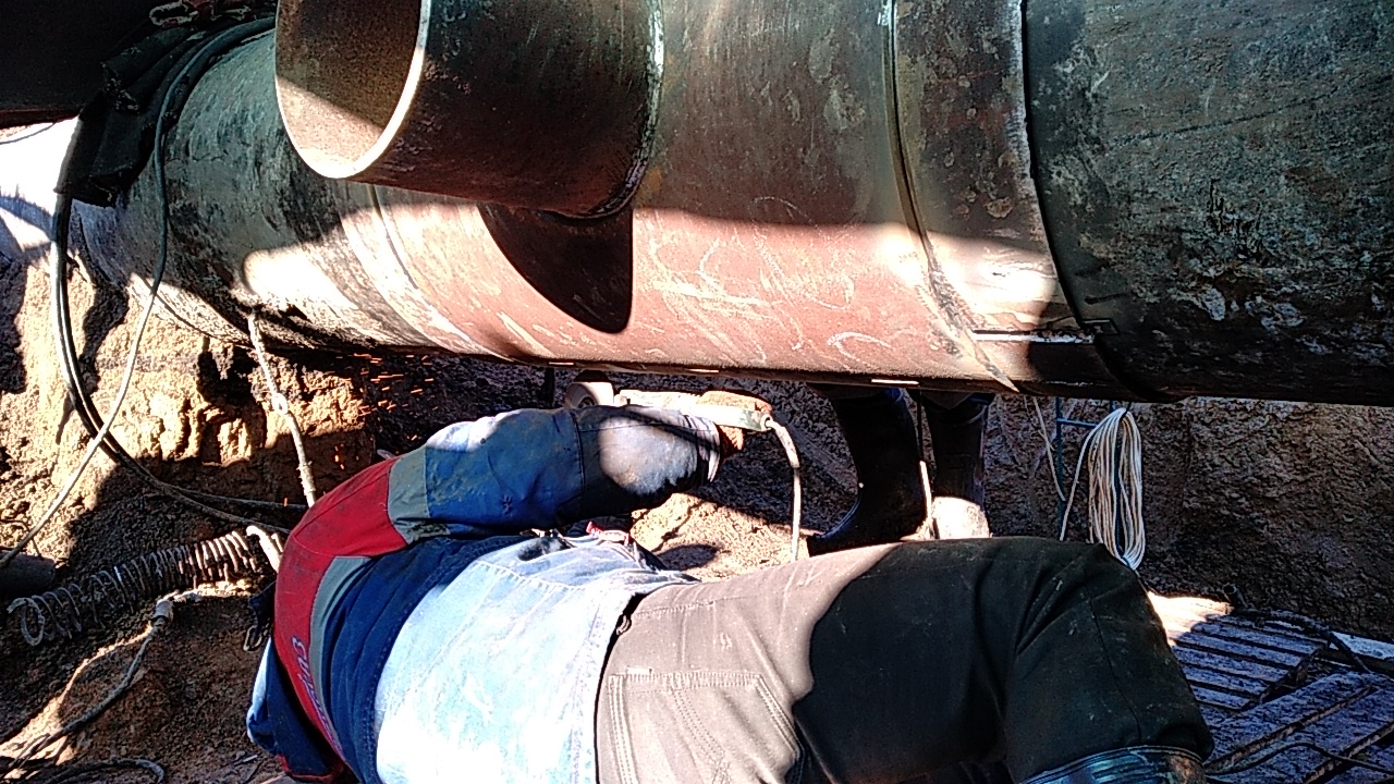 працівник газової служби ремонтує магістральний газопровід у Донецькій області