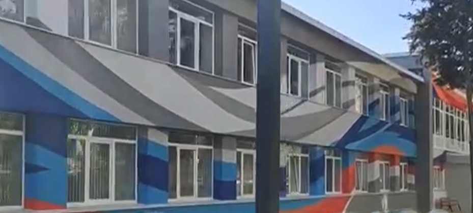 школу-5-у-Донецьку-розфарбували-у-російські-кольори