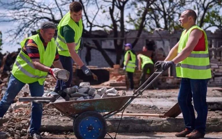 2 тисячі людей за 2 місяці: як на Донеччині після обстрілів ремонтують будинки та розбирають завали і скільки за це платять