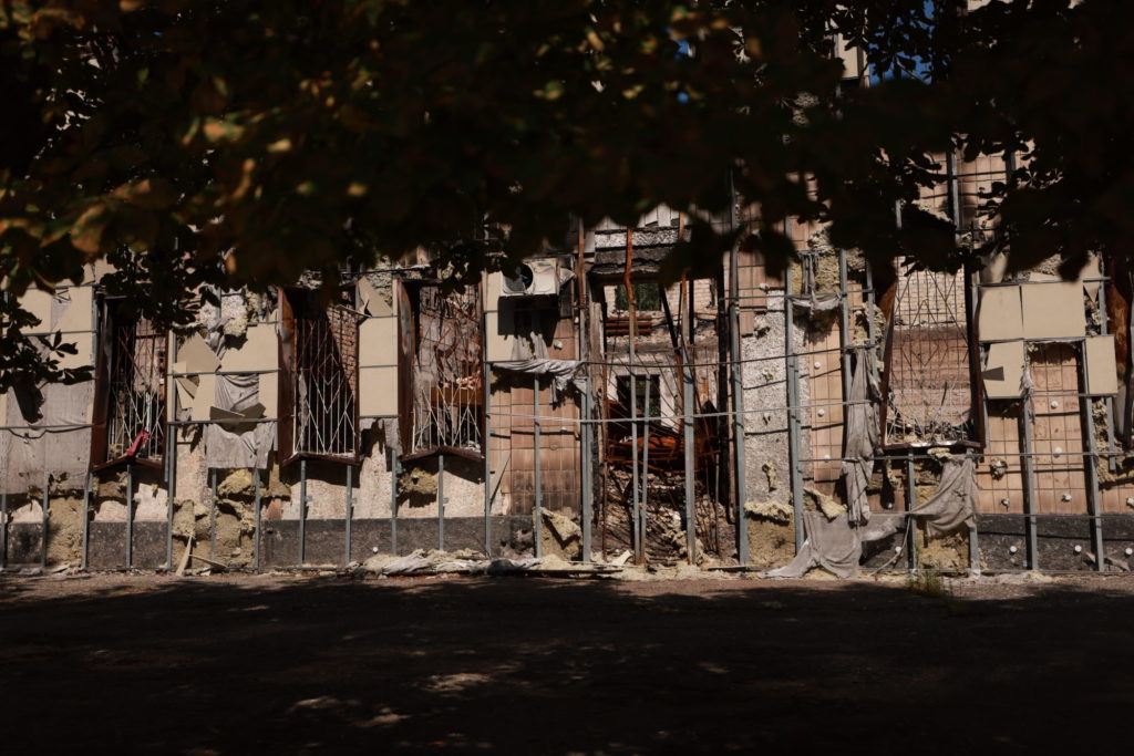 У звільненому рік тому Лимані понад 85% будівель пошкоджені обстрілами: чому їх не ремонтують