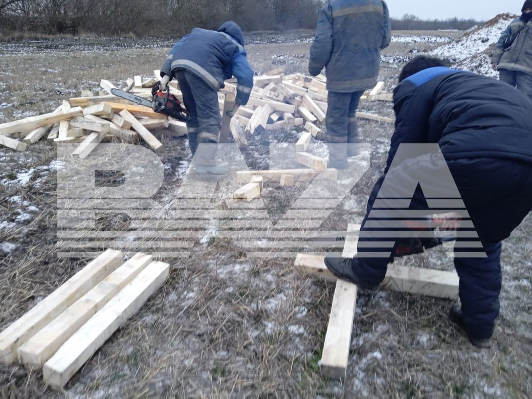 Різноробочі будують окопи для росіян в Україні.