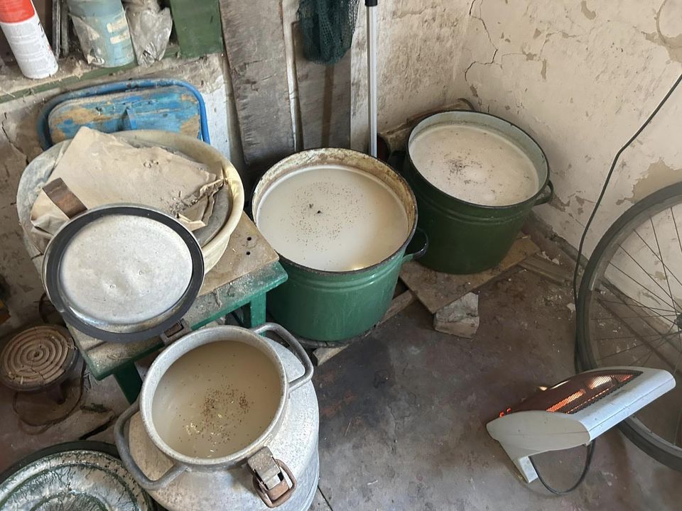 В поселке под Краматорском правоохранители изъяли 6 литров самогона и уничтожили 280 литров браги (ФОТО) 2