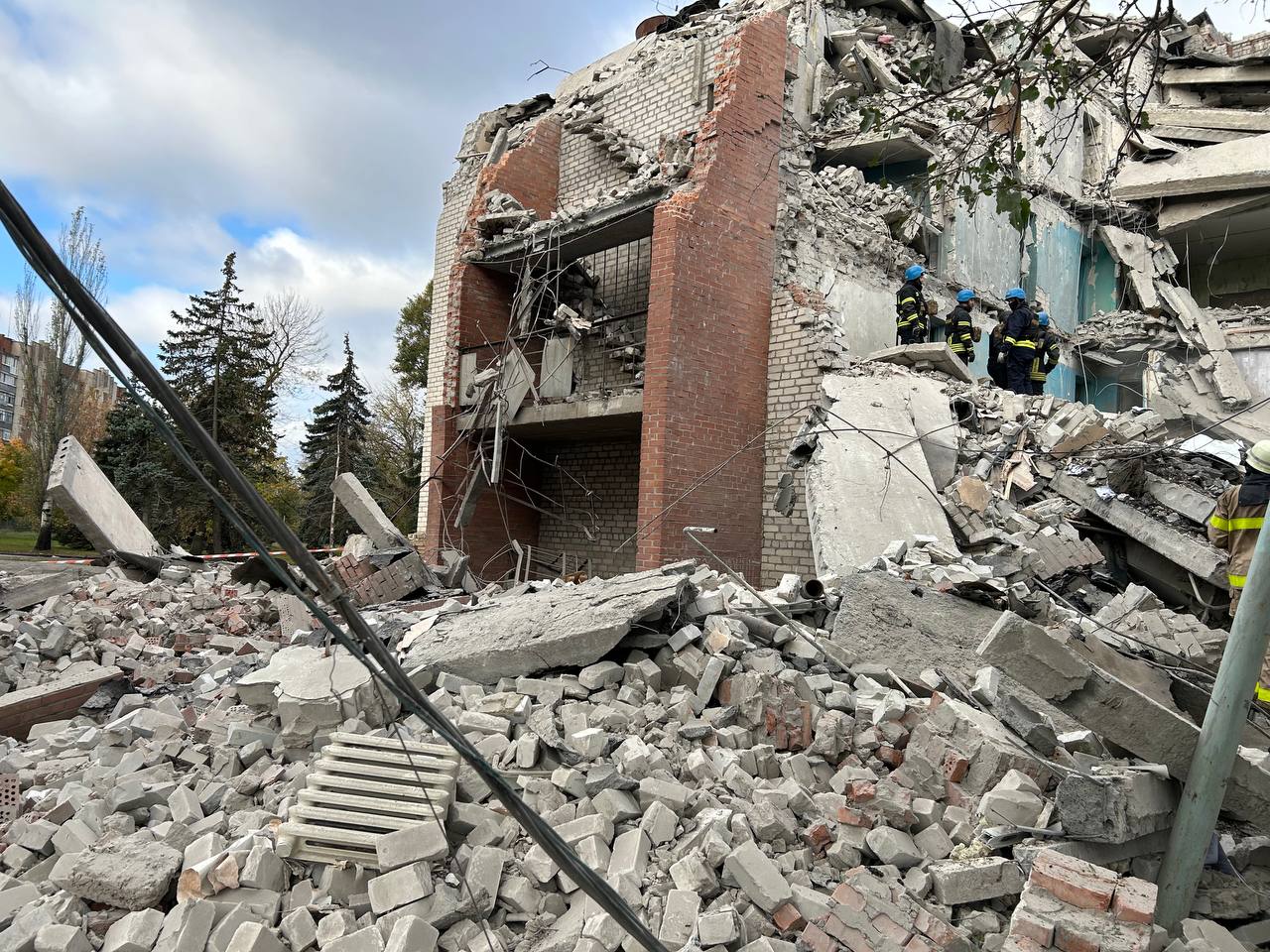 Гуртожиток, який зруйнували окупанти у Слов’янську 17 жовтня