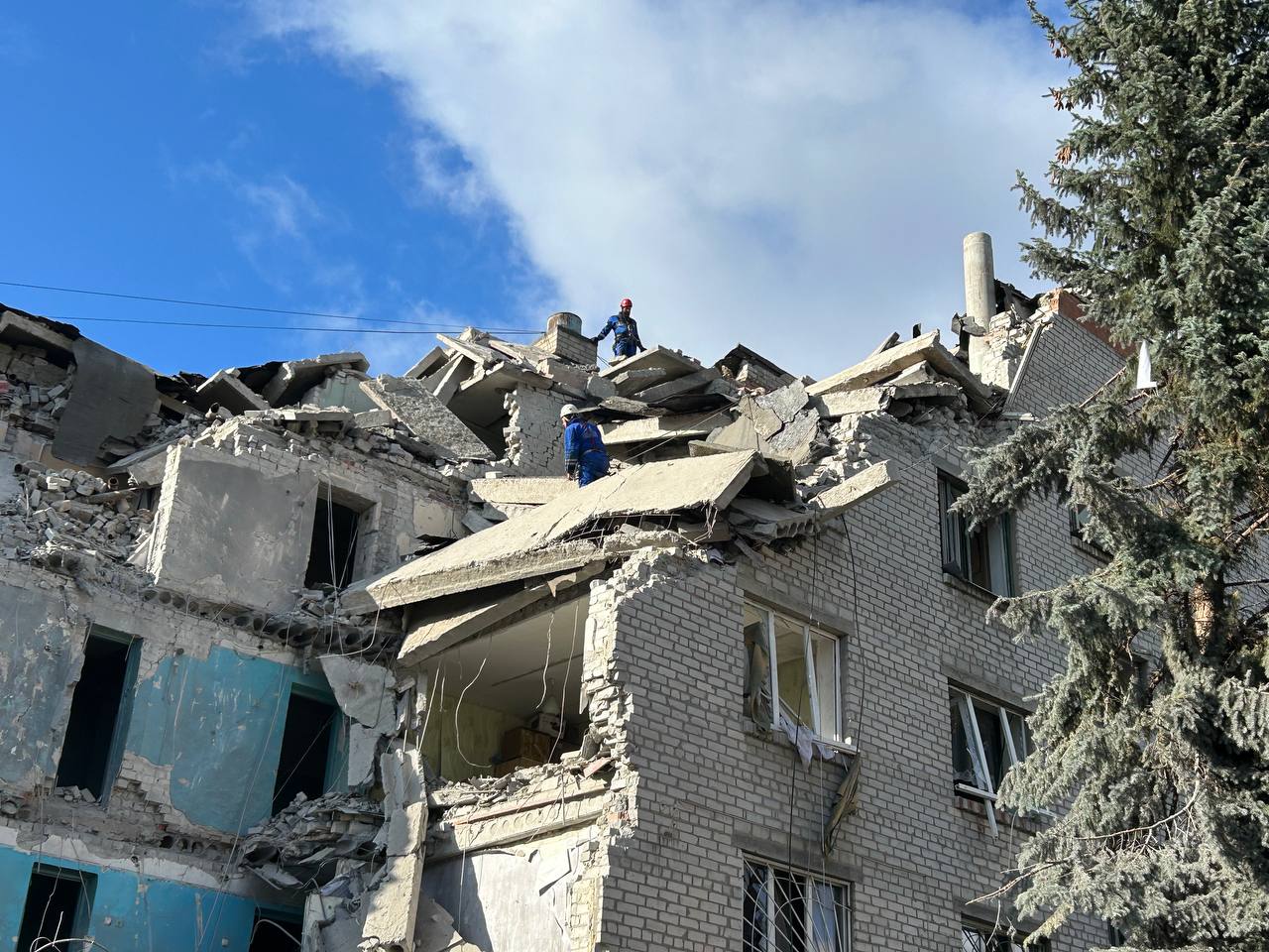 Гуртожиток, який зруйнували окупанти у Слов’янську 17 жовтня
