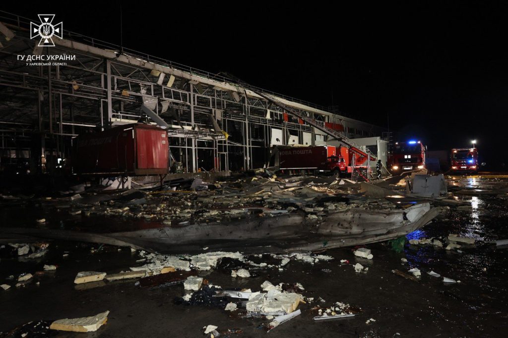 По меньшей мере 6 погибших и 16 раненых: ночью оккупанты ударили по терминалу Новой почты на Харьковщине (ФОТО)