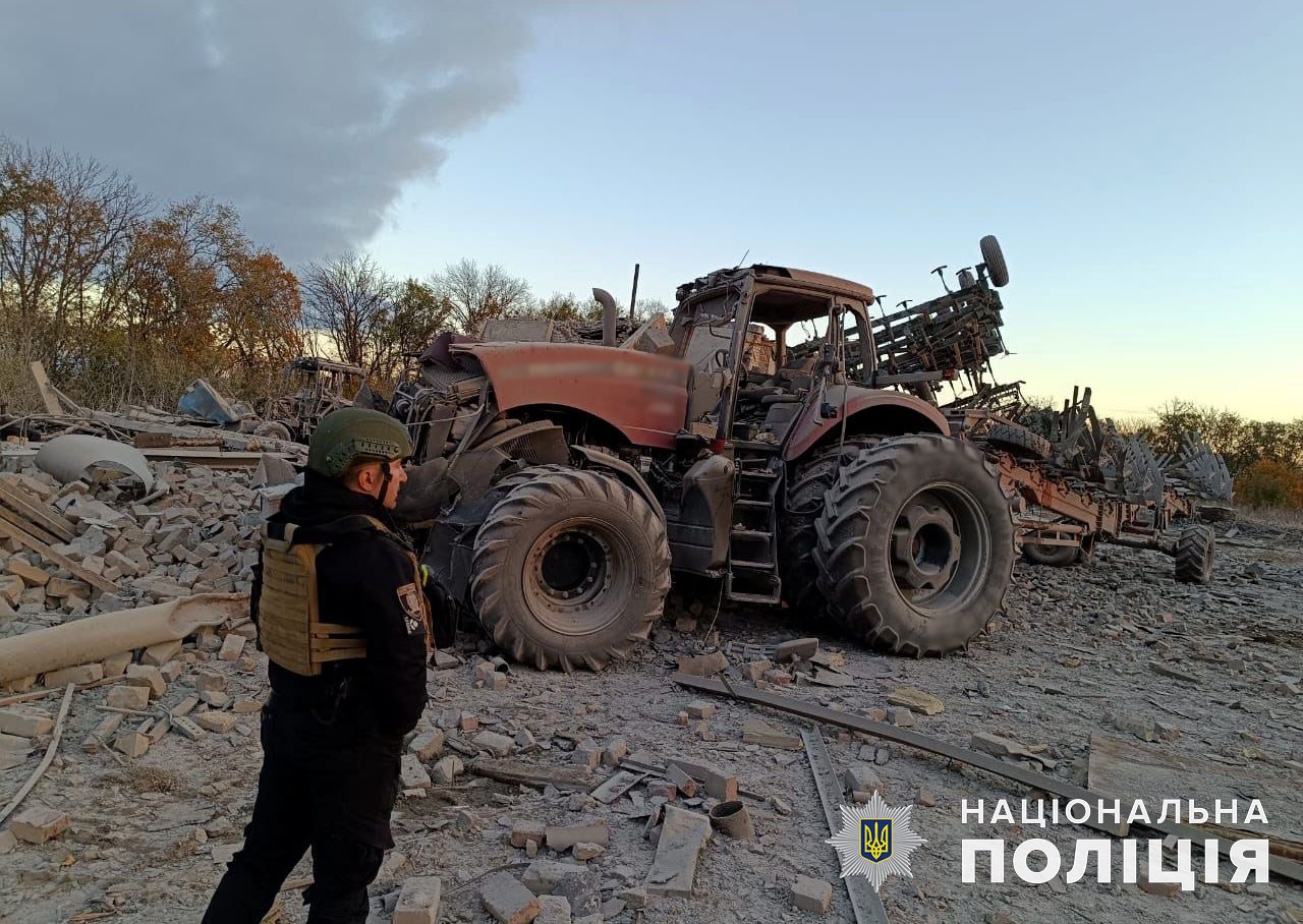 Трактор на Донеччині, який пошкодила російська армія 23 жовтня 2023 року