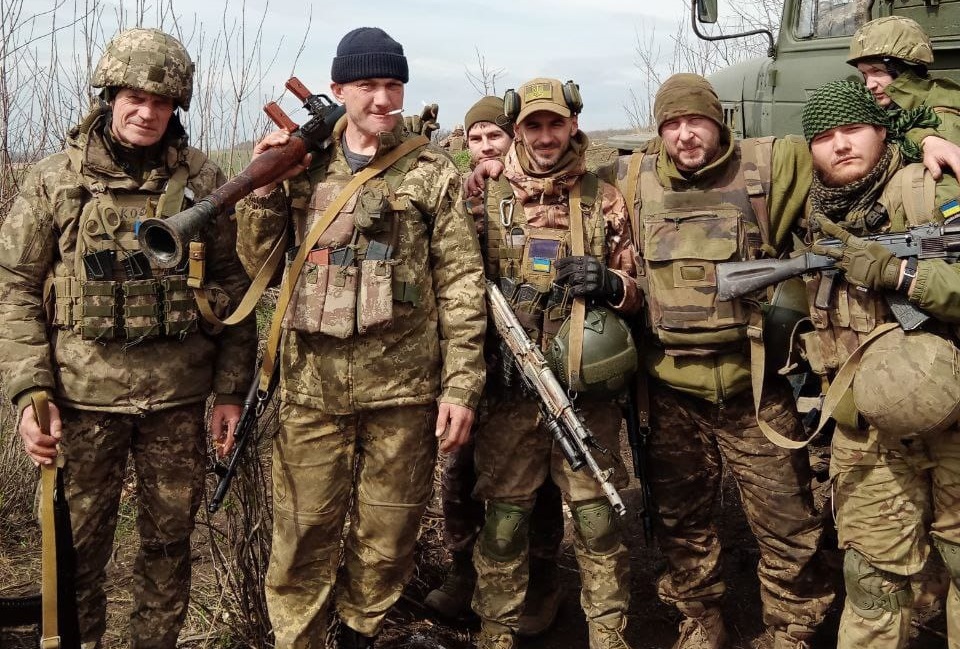 Сергій Іконніков(перший праворуч) з побратимами на повномасштабній війні