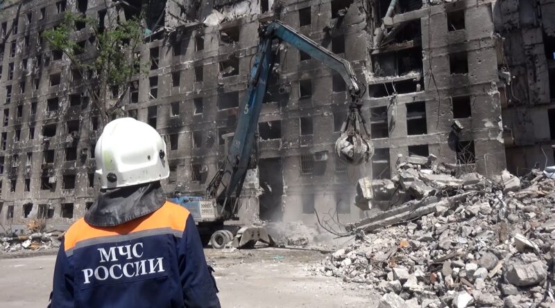Російські рятувальники остаточно знищують зруйновані будинки у Маріуполі