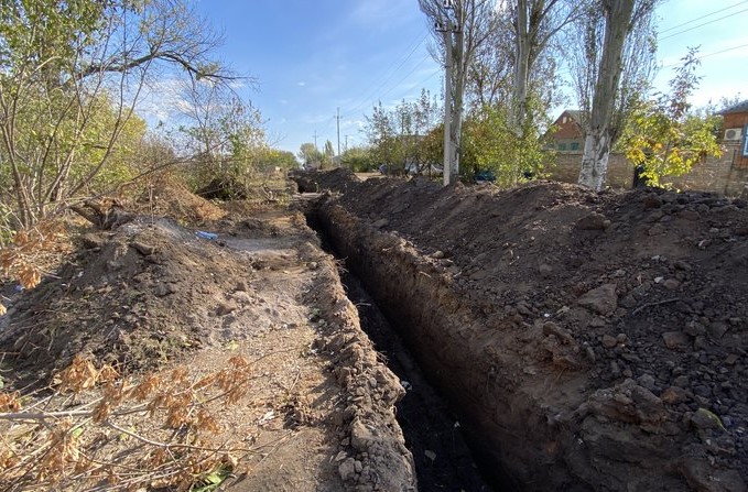 В Алексеево-Дружковке ремонтируют водопровод там, где почти половина поселка пользовалась колодцами (ФОТО)