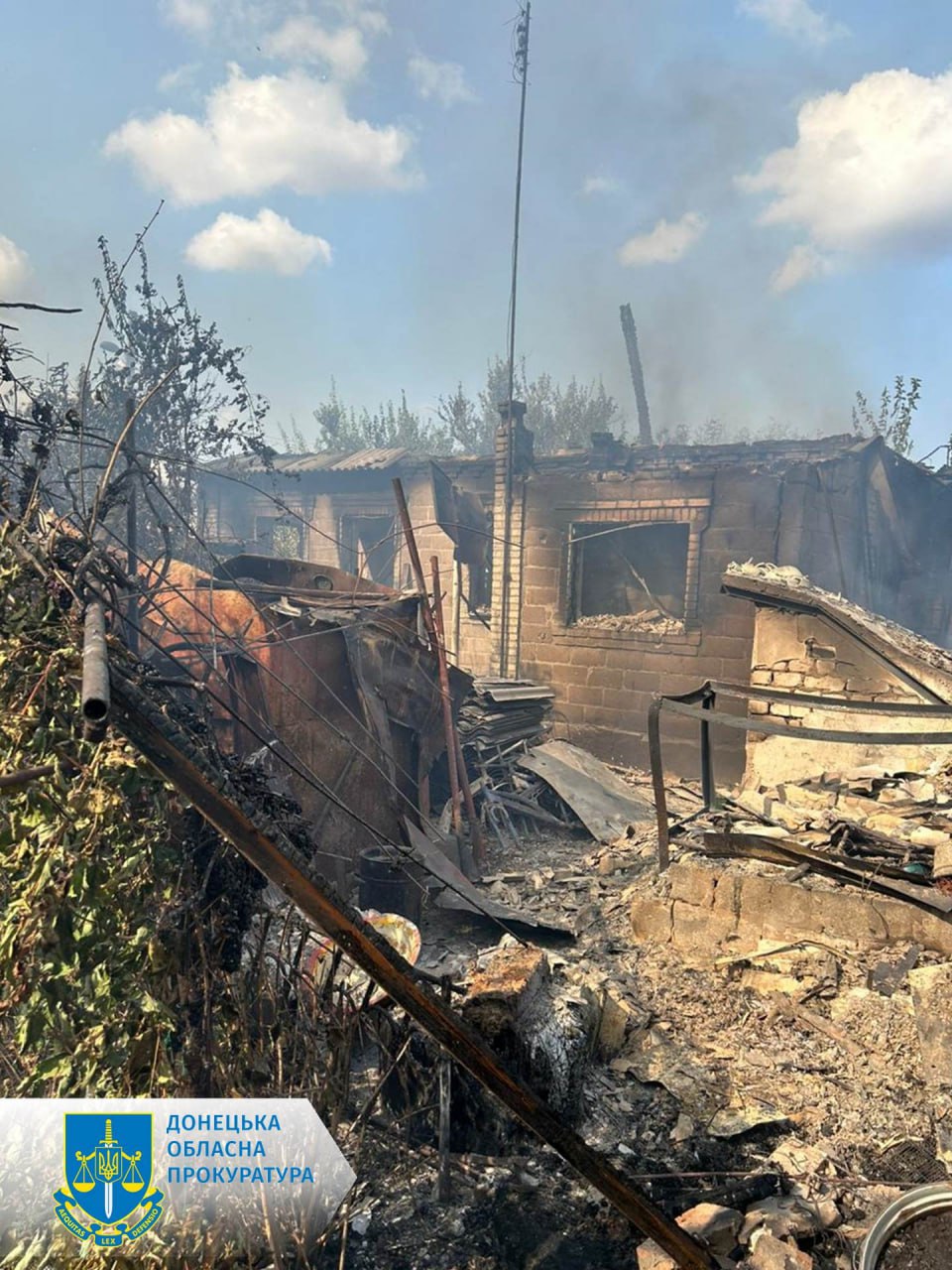 Авдіївка під вогнем: окупанти вгатили по будинку з танка