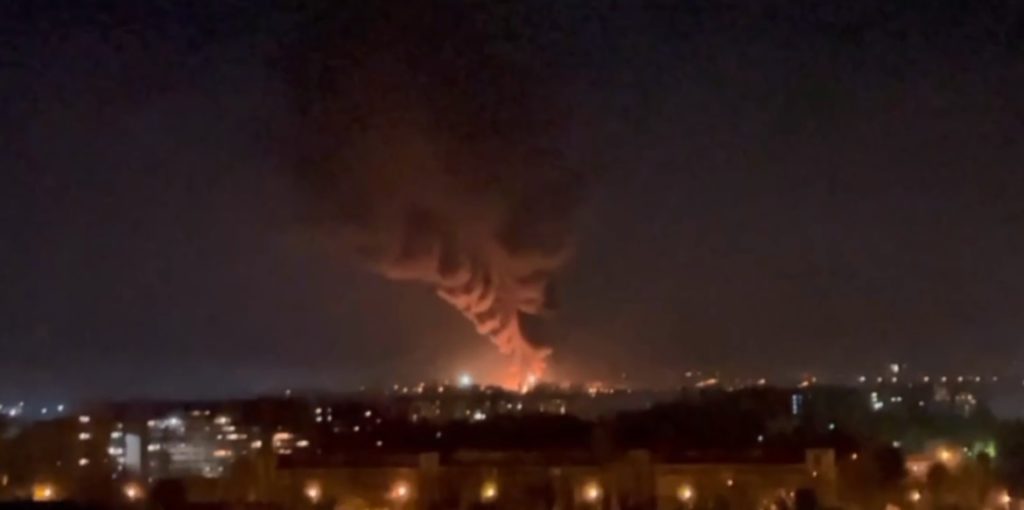 В Донецке горит нефтебаза, вероятно, есть жертвы (ВИДЕО)