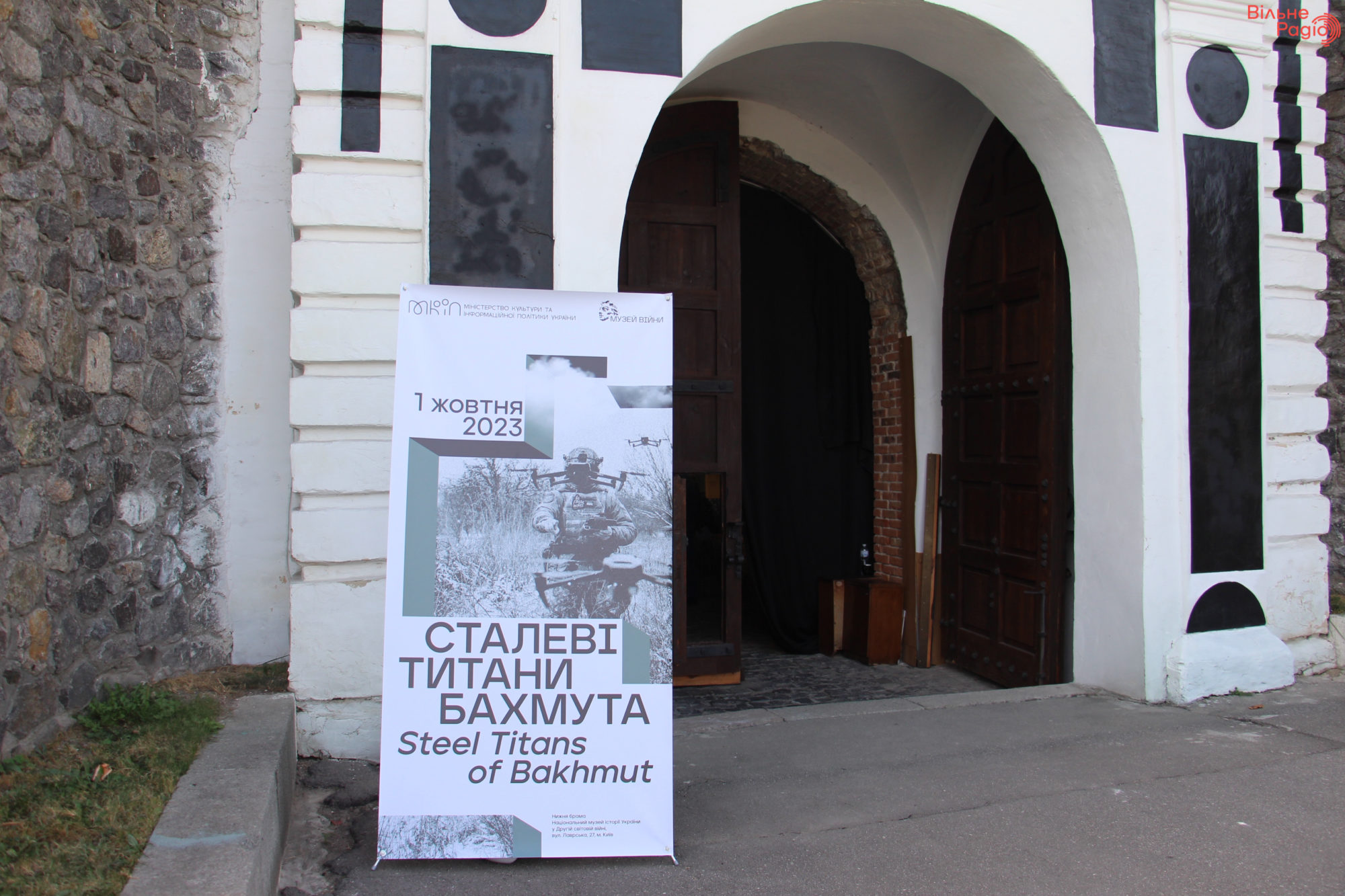 “Стальные титаны Бахмута”: в Киеве открыли выставку о защитниках города-крепости (ФОТОРЕПОРТАЖ) 17