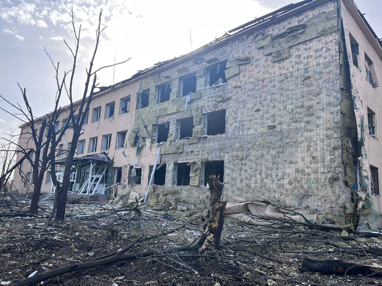 23 жовтня російська армія вгатила по двох селах на Донеччині: поранені двоє чоловіків та пошкоджена школа (ФОТО) 1