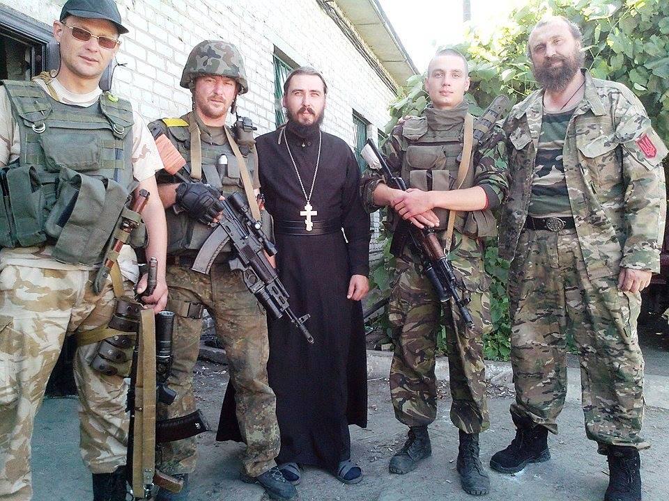 Священик разом з військовими
