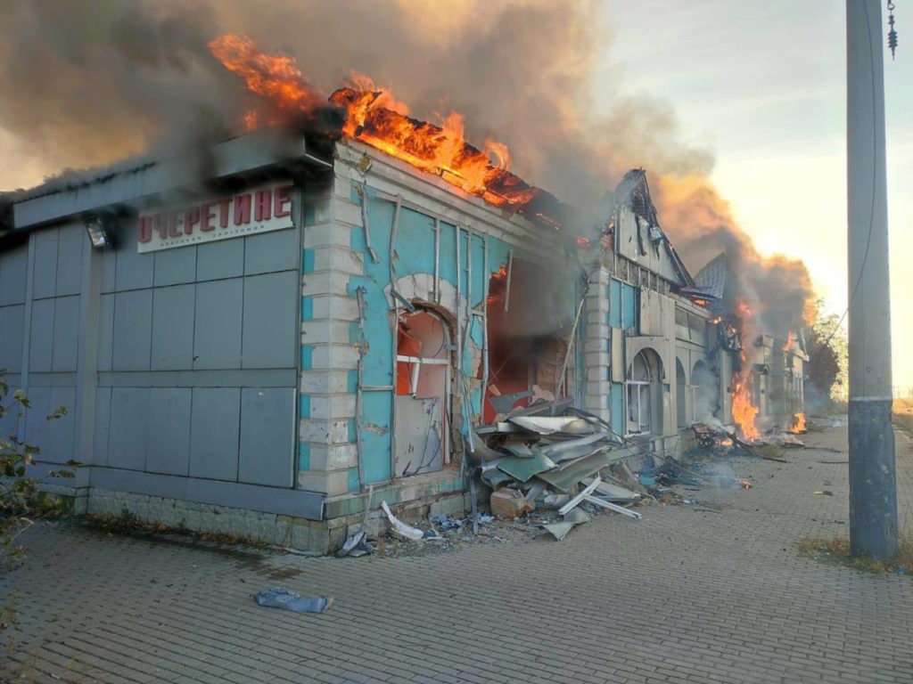 Росіяни з “Ураганів” обстріляли Очеретине і громаду — тут остаточно знищили залізничний вокзал (ФОТО)