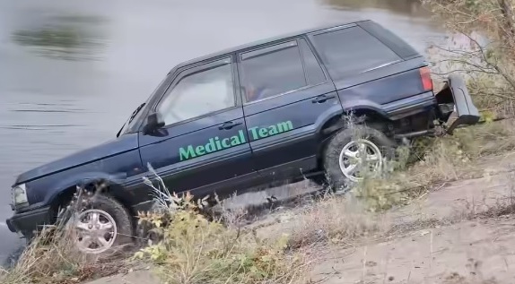 Поблизу міста Покровськ з води дістали авто з написом Medical Team