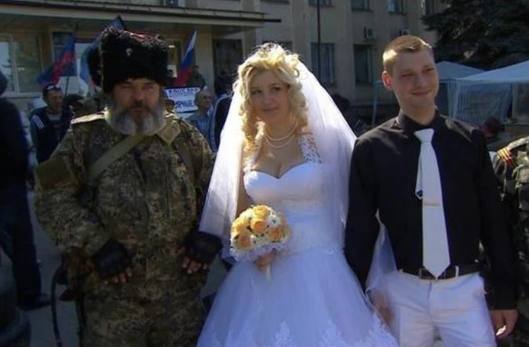 У 2014 році з “Бабаєм” фотографувались на весіллях жителі Слов’янська