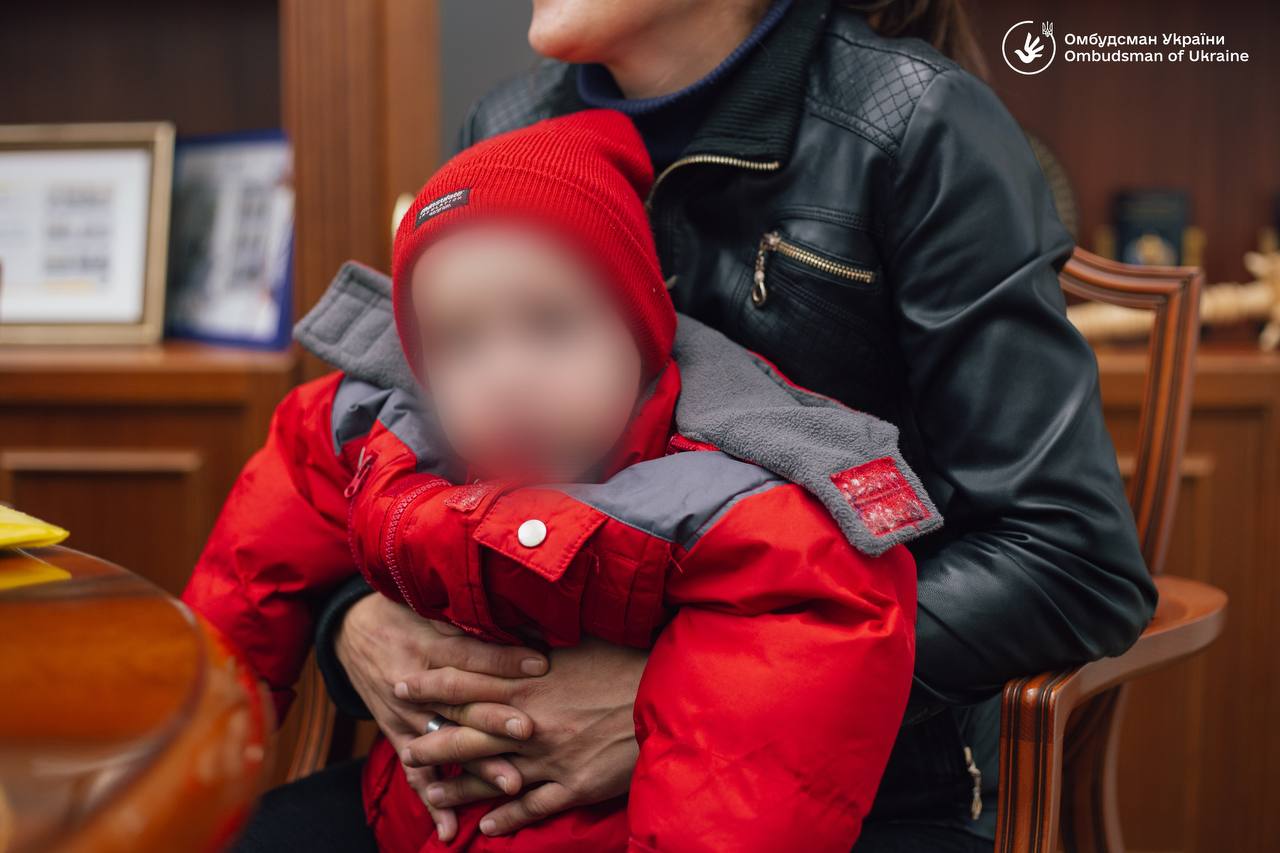 хлопчик якого повернули в Україну після депортації Росії