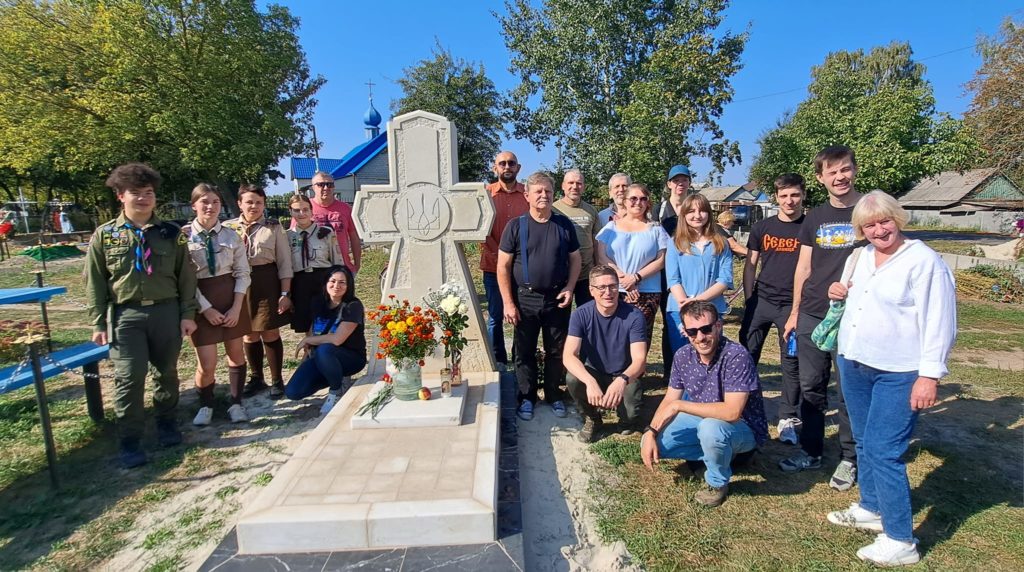 На Київщині на могилі засновника першої української школи у Донецьку встановили козацький хрест. Ким був Леонід Громовий (ФОТО, ВІДЕО)