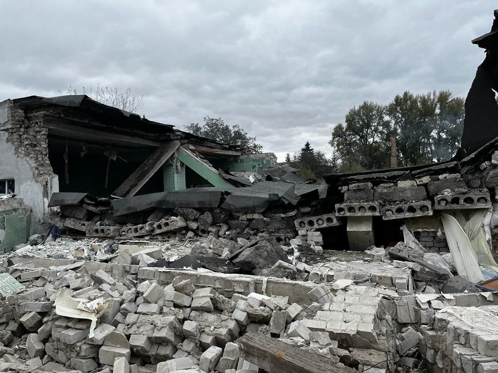 Одна людина загинула, щонайменше 13 поранені: окупанти вгатили по середмістю Покровська