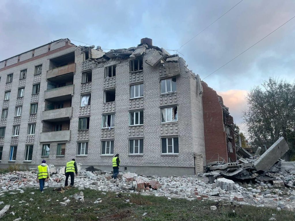 В Славянске россияне попали ракетой по пятиэтажному общежитию, обошлось без жертв (ФОТО, ВИДЕО, ОБНОВЛЕНО)