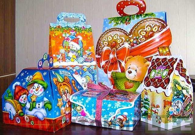 В Селидово начали готовиться к новогодним праздникам — соцслужбы приобретут более 2 тысяч наборов конфет