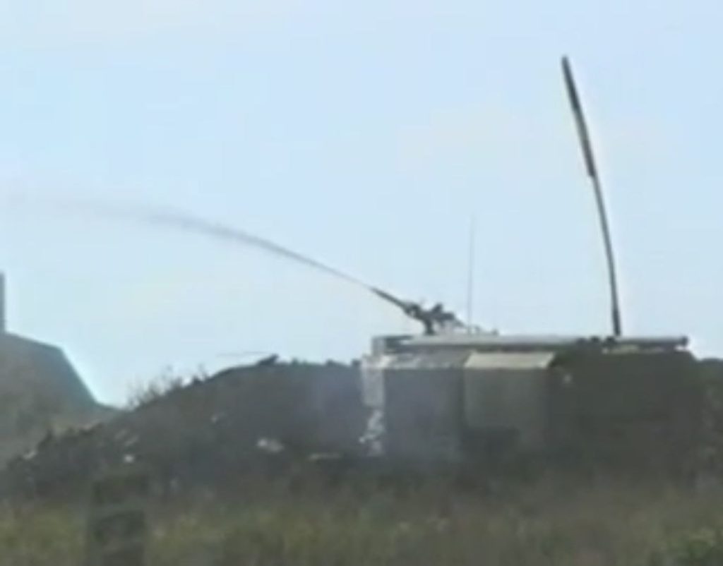 пожежний танк під час вибухів складів у Артемівську