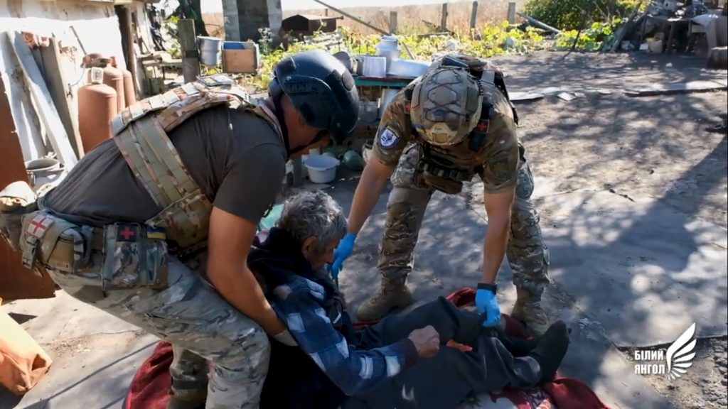 Две недели не мог выбраться из разрушенного дома: в Донецкой области полицейские из-под обстрелов вывезли 73-летнего мужчину (ВИДЕО)