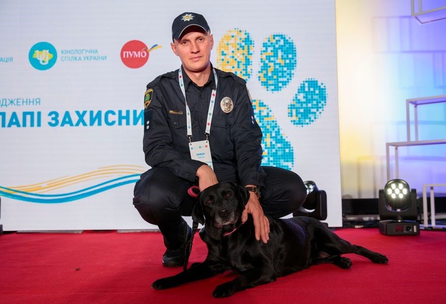 Службову собаку з Донеччини, яка допомагає розміновувати землі після росіян, нагородили у столиці (ФОТО)