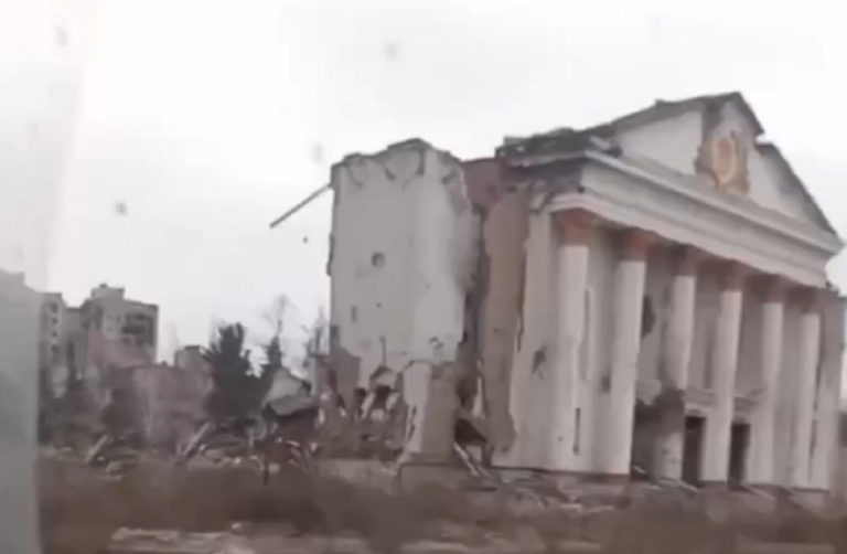 Окупанти проїхалися вулицею Перемоги у Бахмуті та зафільмували зруйновані будинки (ФОТО)