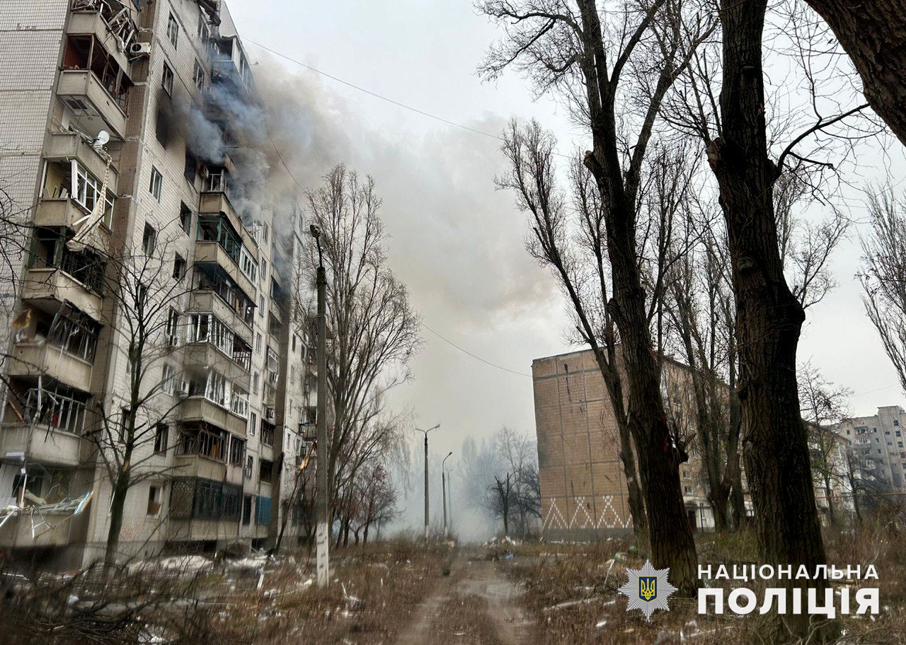 Поврежденная обстрелами за 21 ноября 2023 года многоэтажка в Авдеевке. Фото: Полиция Донетчины