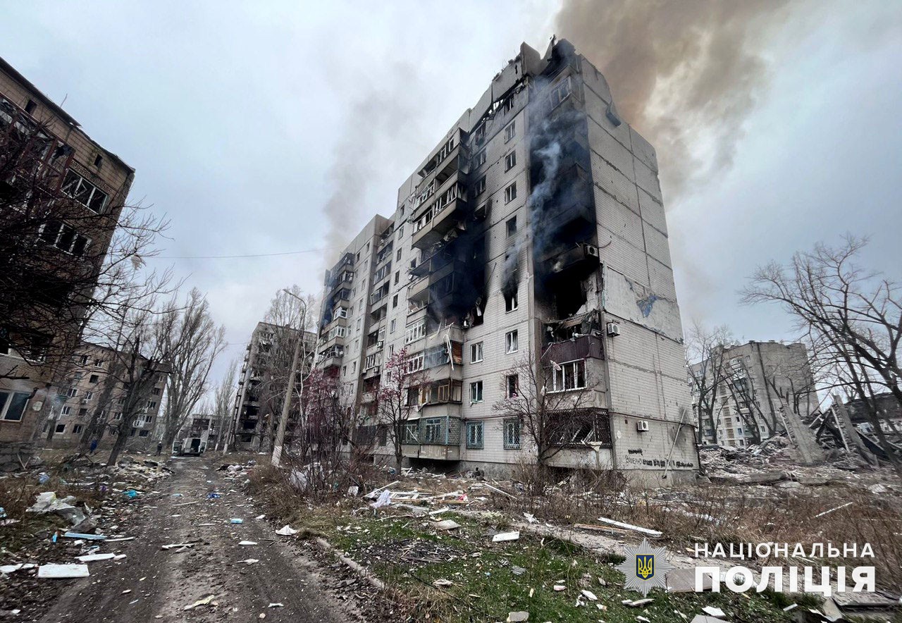 Поврежденная обстрелами за 21 ноября 2023 года многоэтажка в Авдеевке. Фото: Полиция Донетчины