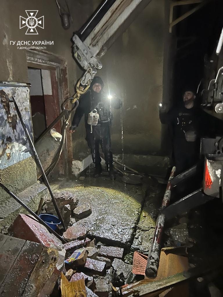 Вилучення "КАБ-500" з підвалу в Торецьку. 26 листопада 2023. Фото: ДСНС