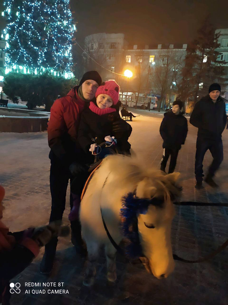 Андрій Дяченко зі старшою донькою біля головної ялинки Бахмута