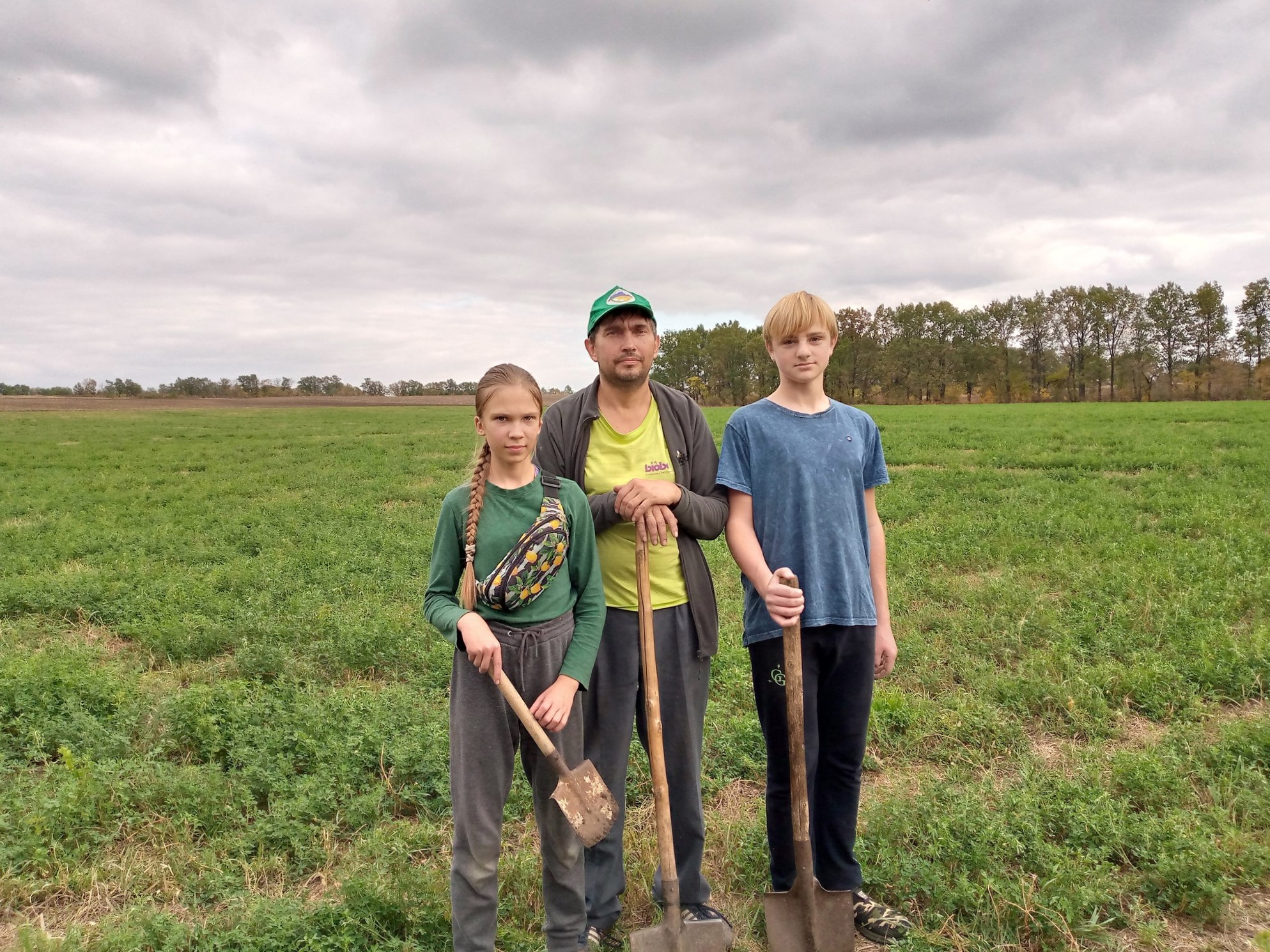 діти на полі землі у Донецькій області