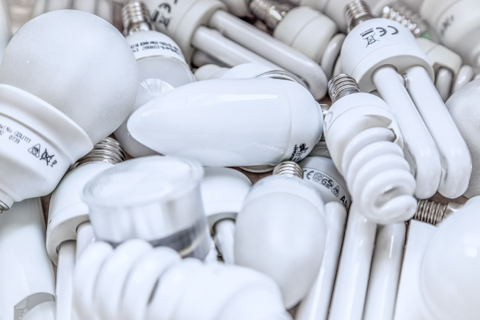 Каждый украинский пенсионер сможет бесплатно получить пять LED-лампочек на Укрпочте: зачем это делают