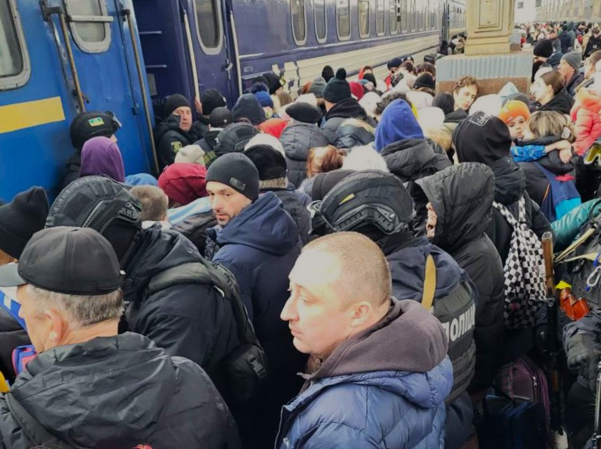 Последний поезд из Мариуполя: как железнодорожник-дважды переселенец 1,5 месяца нон-стоп эвакуировал гражданских (ФОТО, ВИДЕО)