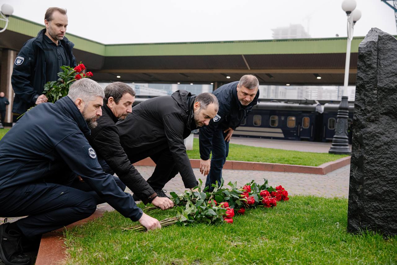 керівництво Укрзалізниці покладає квіти біля памьятного каменю